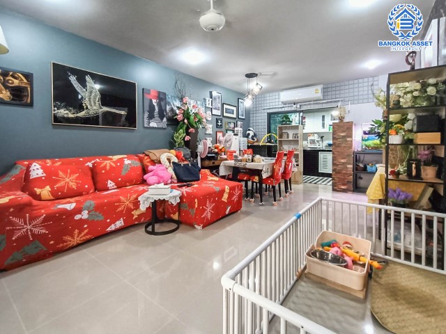 *****ทาวน์เฮ้าส์มือสอง นนทบุรี บ้านคุณภาพจากแบรนด์ Sansiri ม.สิริเพลส ติวานนท์ เนื้อที่ 21.40 ตร.ว. ฟังก์ชัน 3 ห้องนอน 3 ห้องน้ำ 2 ที่จอดรถ ตกแต่งสวย พร้อมเข้าอยู่ ทำเลเดินทางสะดวก เชื่อมต่อถนนรัตนาธิเบศร์, ถนนแจ้งวัฒนะ, ถนนบางกรวย-ไทรน้อย, ถนนชัยพฤกษ์ ใกล้โรบินสันศรีสมาน และทางด่วน "อุดรรัถยา" จองเลย!